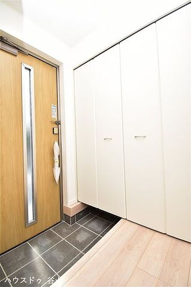 落ち着いた雰囲気の玄関。ホールにシューズボックスが備わっています