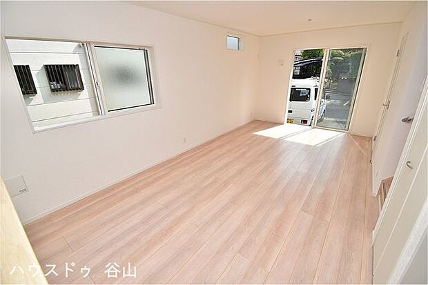 たっぷりの陽光と爽やかな風を感じて頂ける、開放感あふれるリビングです