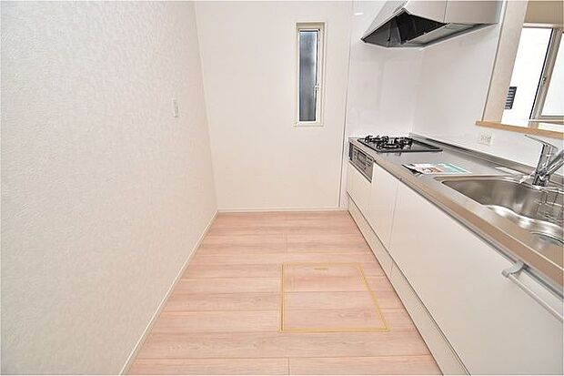 ゆとりあるキッチンスペースで快適にお料理できます！