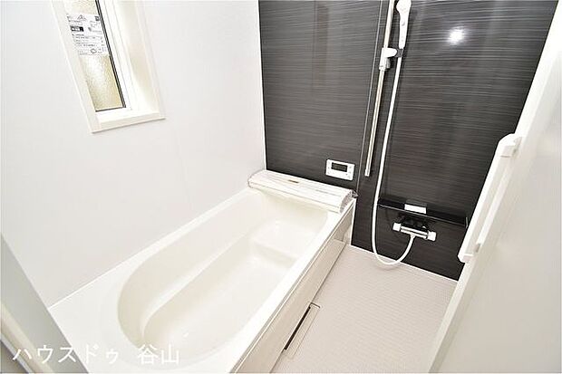 お子様と一緒にバスタイムを楽しめる広々浴室