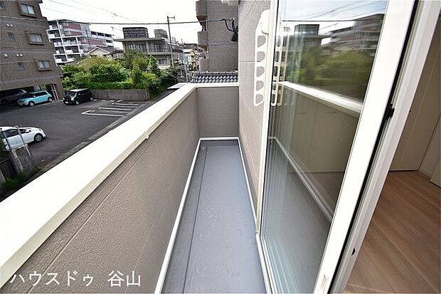 家族全員分の布団もゆったり並べられる広々バルコニー！