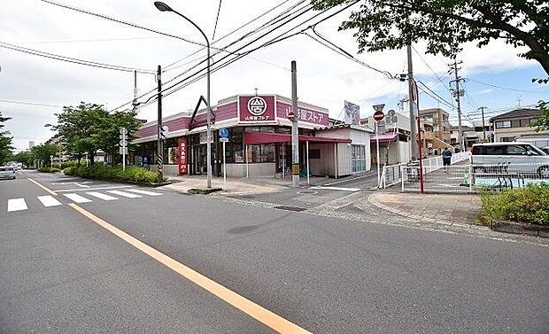 山形屋ストア紫原店【山形屋ストア紫原店】鹿児島市紫原6丁目にあるスーパーです。営業時間　9:30〜22:00店休日　1月1日設備　ベーカリーコーナー、ATM設置店舗 930m