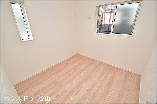 インテリアのコーディネートがしやすいシンプルな内装デザインです