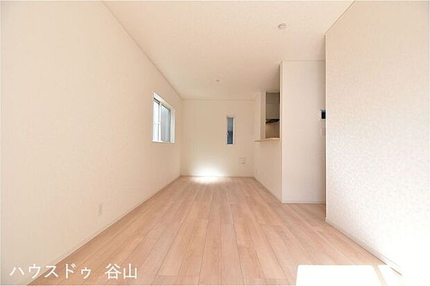 たっぷりの陽光と爽やかな風を感じて頂ける、開放感あふれるリビングです