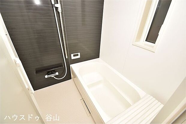 お子様と一緒にバスタイムを楽しめる広々浴室