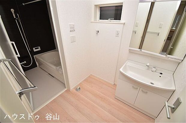 洗面台のお手入れにも便利！シャワー付洗面台