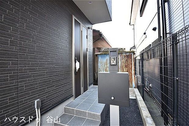 モダンな印象のエントランス。住民の帰りを温かく優雅に迎え入れてくれます