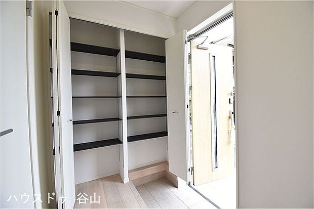 落ち着いた雰囲気の玄関。ホールにシューズボックスが備わっています