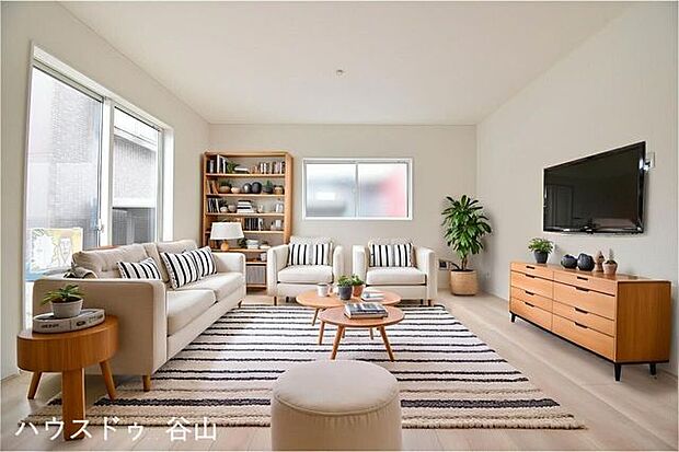 開放感あふれるリビングです。※画像処理によりステージングしたものです。画像の家具等は物件価格には含まれません。