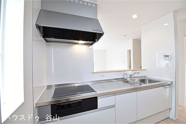 加熱がスピーディーなIHクッキングヒーターが採用されたシステムキッチン。