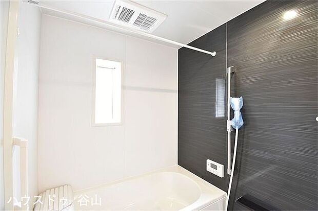 お子様と一緒にバスタイムを楽しめる広々浴室