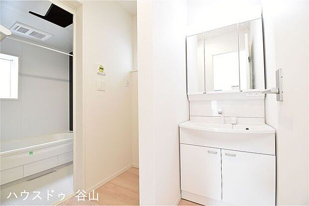 洗面台のお手入れにも便利！シャワー付洗面台