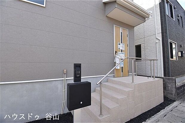 モダンな印象のエントランス。住民の帰りを温かく優雅に迎え入れてくれます