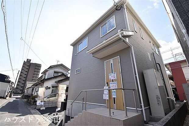 モダンで落ち着きのある外観デザインです◇完成済みのため現地で実物をじっくりチェックできます。