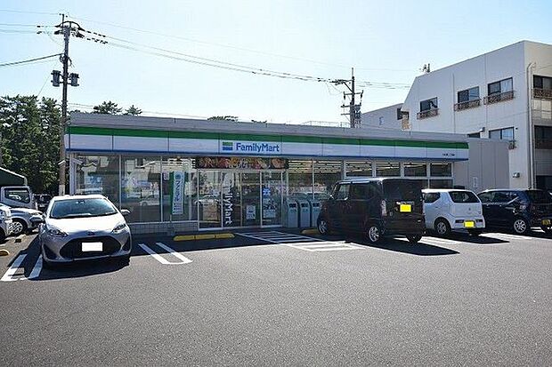 コンビニ ファミリーマート小松原2丁目店 200m