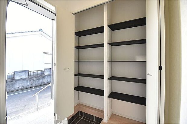 収納もたっぷりあるので、靴がたくさんあっても安心！