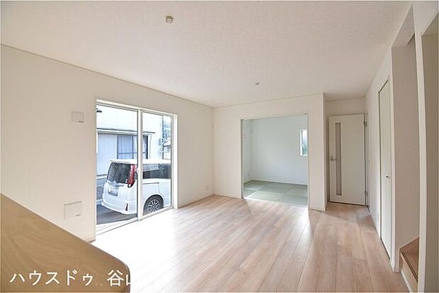 リビングに憩う家族の姿を見守りながら、楽しくお料理ができる対面キッチンを採用