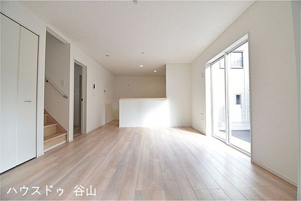 室内にいても、たっぷりの陽光と爽やかな風を感じて頂ける、開放感あふれるリビングです。