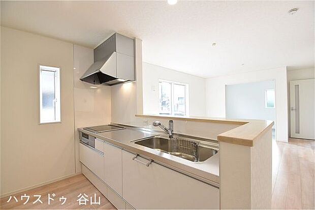 デザイン性と機能性を兼ね備えたシステムキッチン