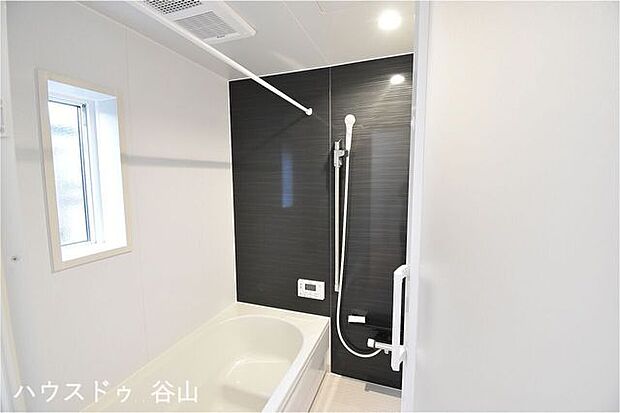 お子様と一緒にバスタイムを楽しめる広々浴室