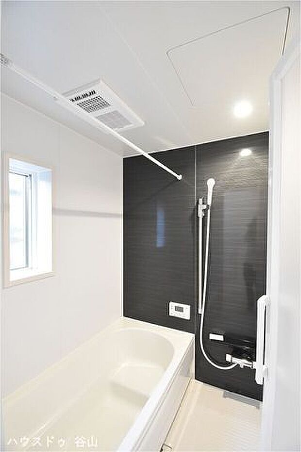 乾燥機付きの浴室は雨の日でも洗濯物が干せるので、忙しい共働きのご家庭では大活躍です。