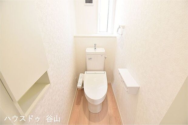 2階にもトイレが配置され、お休みの時間帯も安心です。もちろん温水洗浄便座付きです