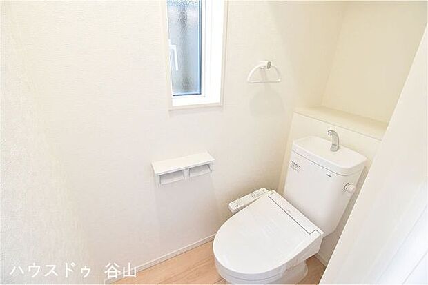 快適な温水清浄便座付の1階トイレ。空気の入れ替えもしやすい窓付の明るい空間です