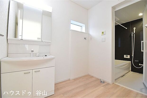 ワイドな鏡を備えた洗面化粧台。ご家族でお出かけ前の支度がしやすい広さです。