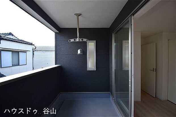 家族全員分の布団もゆったり並べられる広々バルコニー！