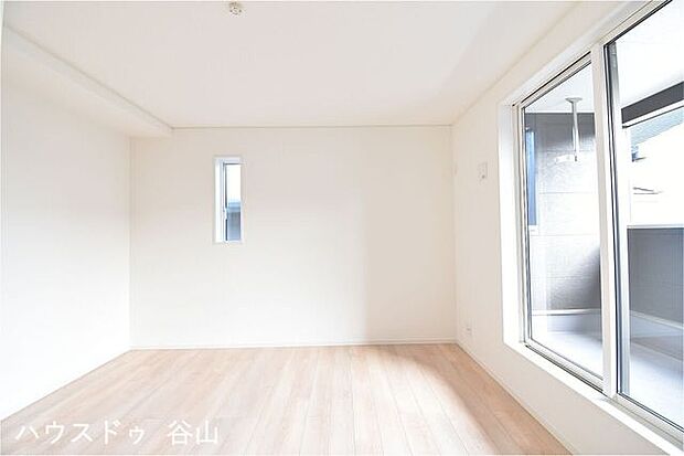 バルコニーに面した窓からは、温かな自然光を感じられます。