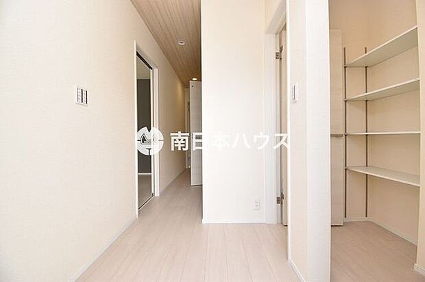 玄関にはシューズインクロークを備え、靴はもちろん、ベビーカーや外用品などもまとめて収納できます。玄関まわりをすっきり保てる便利な空間です。