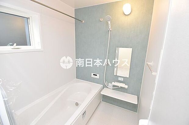爽やかなアクセントパネルが印象的な浴室。窓付きで換気もしやすく、心地よいバスタイムを過ごせます。