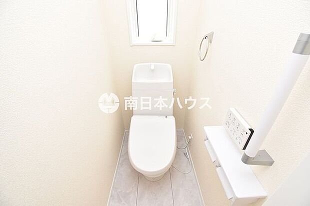 2階にもトイレを完備。窓付きで明るく、夜間や朝の混み合う時間帯にも便利です。