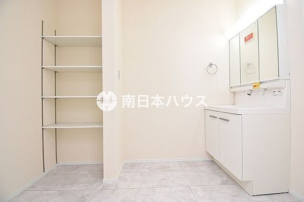 洗面化粧台の横には可動棚を備え、タオルや洗剤などをすっきり収納できます。