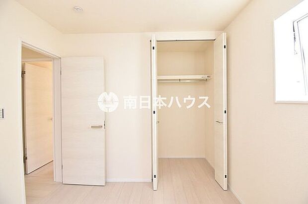 クローゼット付きの洋室。衣類や日用品を収納でき、お部屋をすっきり保てます。
