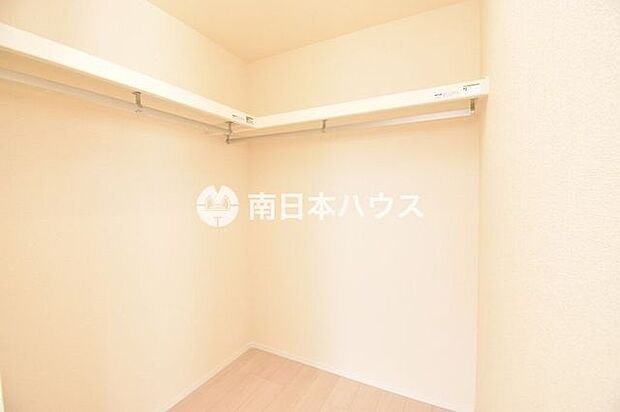 衣類を掛けて収納できるハンガーパイプ付き。衣類や小物をまとめて整理できます。