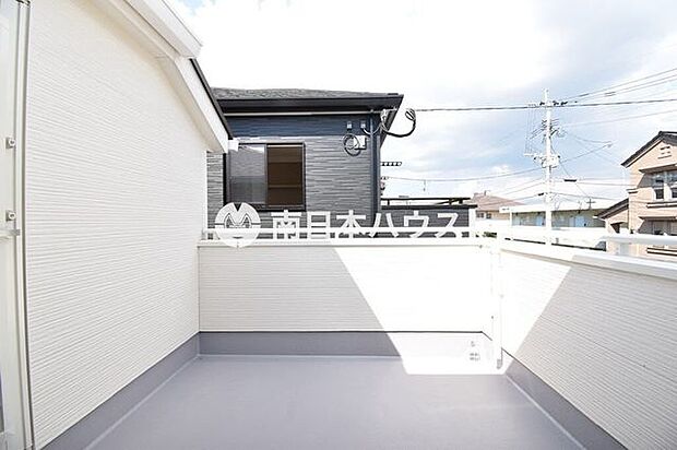 陽当たりのよいバルコニー。洗濯物や布団干しにも活躍するスペースです。