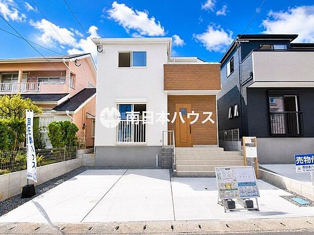 建物前に駐車スペースを確保。玄関までの動線もスムーズで、日々の車の出入りにも便利です。