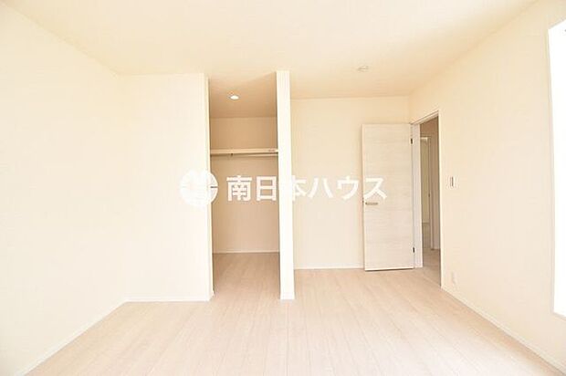 ウォークインクローゼットを備えた洋室。居住空間をすっきりと使える収納力が魅力です。