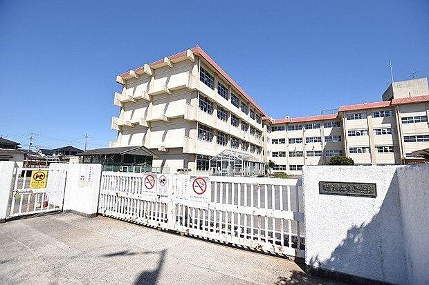 桜丘東小学校桜丘東小=鹿児島市桜ヶ丘地区にある小学校 周辺施設として, 鹿児島大学附属病院 鹿児島県立桜丘養護学校があります。〇校訓はやる気 思いやり たくましさ 550m