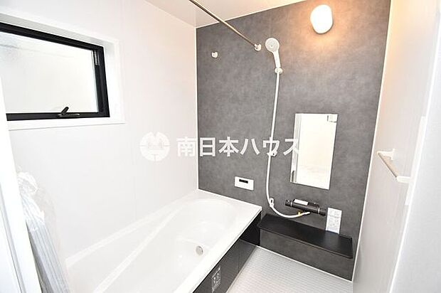 落ち着いたアクセントパネルが印象的な浴室。窓付きで換気しやすく、浴室乾燥にも対応した快適なバスルームです