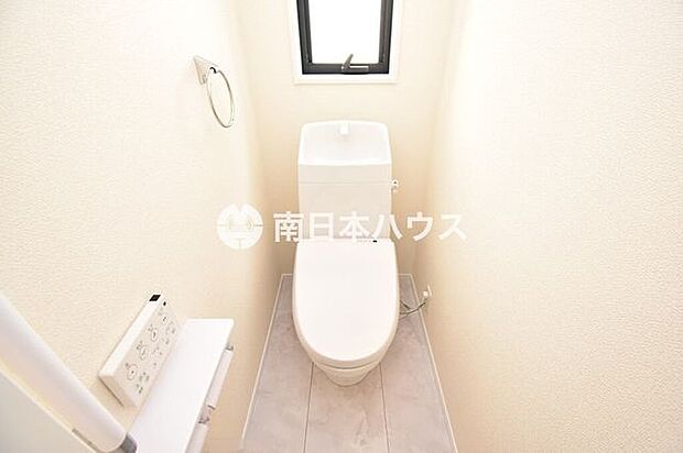 窓付きで明るく換気もしやすい2階トイレ。温水洗浄便座を備え、快適に使用できます。