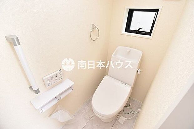 窓付きで明るく換気もしやすいトイレ。温水洗浄便座を備え、快適に使用できます。