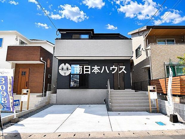 ダークカラーを基調としたスタイリッシュな2号棟。ワイドなバルコニーが印象的な外観です。