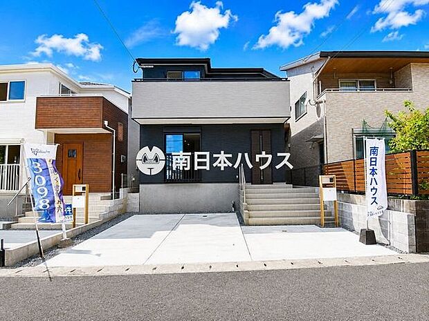 建物前面に駐車スペースを確保。玄関までのアプローチもゆったりとした、すっきりした外構です。