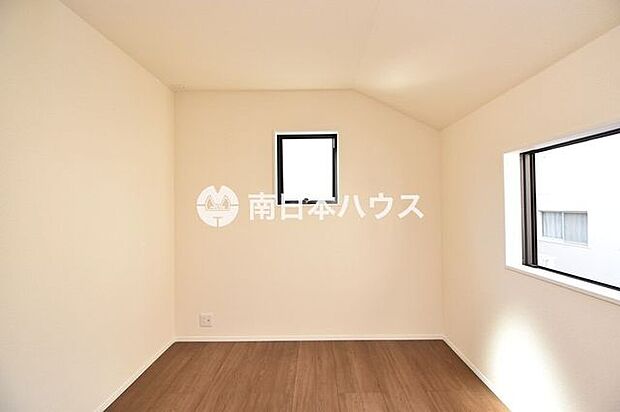 2面に窓を備えた洋室。明るく風通しの良い、すっきりとした居住空間です。