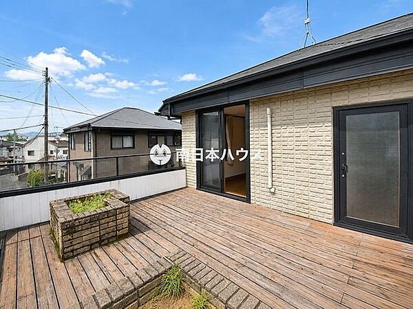 開放的なルーフバルコニーは見晴らしもよく、太陽の温かな温もりをめいっぱい受け止めてくれます。