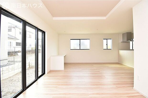 家族の笑い声が聞こえてきそうな大空間！大きめのLDKはそれだけで心が和みます。