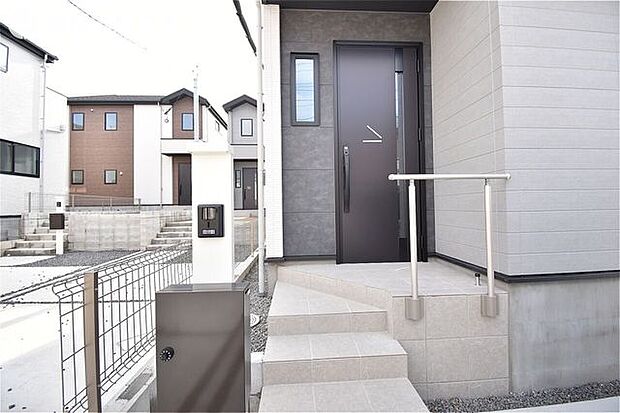 住まう方、訪れる方を上品に迎えるエントランス