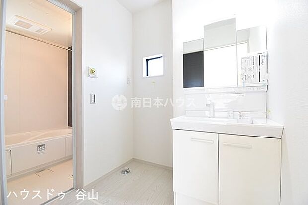 過去施工例　機能的な洗面スペース。明るく上質な空間です。